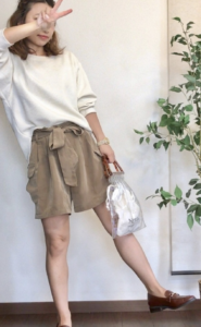 ショートパンツのベージュコーデに関する参考画像