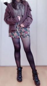 ブラウスとショートパンツのコーデに関する参考画像