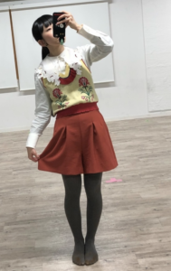 ブラウスとショートパンツのコーデに関する参考画像