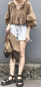 ブラウスとショートパンツのコーデに関する参考画像