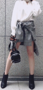 ブラウスとショートパンツのコーデに関する参考画像