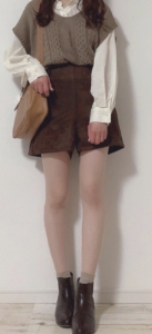 ブラウスとショートパンツのコーデに関する参考画像