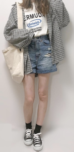 ブラウスとショートパンツのコーデに関する参考画像