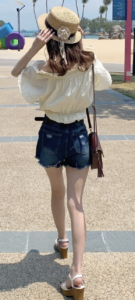 ブラウスとショートパンツのコーデに関する参考画像