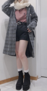 ショートパンツとブーツのコーデに関する参考画像