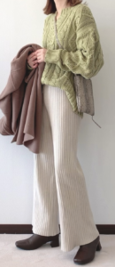 ショートパンツとブーツのコーデに関する参考画像
