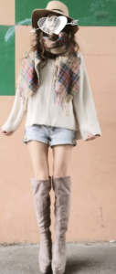 ショートパンツとブーツのコーデに関する参考画像