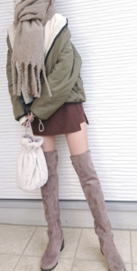 ショートパンツとブーツのコーデに関する参考画像