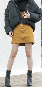ショートパンツとブーツのコーデに関する参考画像