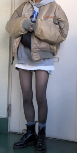 ショートパンツとブーツのコーデに関する参考画像