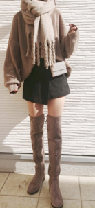 ショートパンツとブーツのコーデに関する参考画像