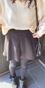 ショートパンツとブーツのコーデに関する参考画像