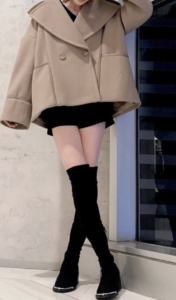 ショートパンツとブーツのコーデに関する参考画像