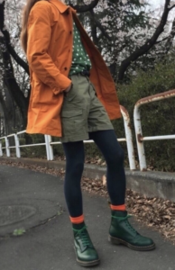 ショートパンツとブーツのコーデに関する参考画像
