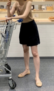 ショートパンツとバレエシューズのコーデに関する参考画像