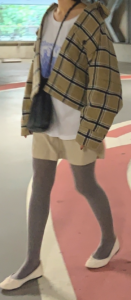 ショートパンツとバレエシューズのコーデに関する参考画像