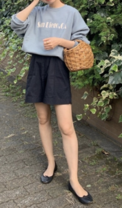 ショートパンツとバレエシューズのコーデに関する参考画像