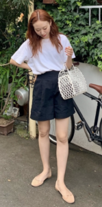 ショートパンツとバレエシューズのコーデに関する参考画像
