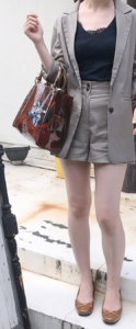 ショートパンツとバレエシューズのコーデに関する参考画像