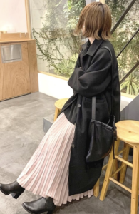 黒・ブラックの春コートコーデに関する参考画像