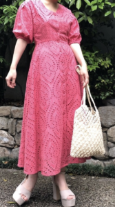 カシュクールワンピースの春コーデに関する参考画像