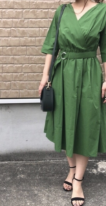 カシュクールワンピースの春コーデに関する参考画像