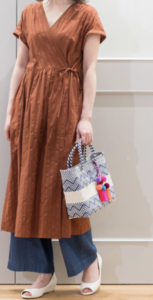カシュクールワンピースの春コーデに関する参考画像