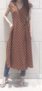 カシュクールワンピースの春コーデに関する参考画像