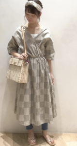 カシュクールワンピースの春コーデに関する参考画像