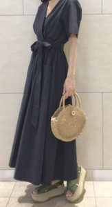 カシュクールワンピースの春コーデに関する参考画像