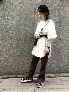 2020夏向けスニーカーサンダルの茶・ブラウンコーデに関する参考画像