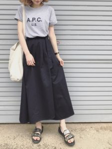 2020夏向けスニーカーサンダルのグレーコーデに関する参考画像