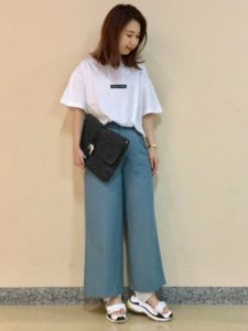 2020夏向けスニーカーサンダルの青・ブルーコーデに関する参考画像