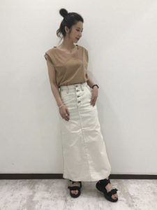 2020夏向けスニーカーサンダルの茶・ブラウンコーデに関する参考画像