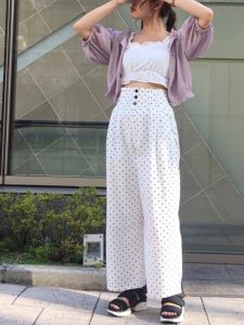 2020夏向けスニーカーサンダルの紫・パープルコーデに関する参考画像
