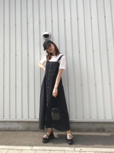 2020夏向けスニーカーサンダルの黒・ブラックコーデに関する参考画像