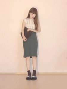 2020夏向けシャワーサンダル茶・ブラウンコーデに関する参考画像