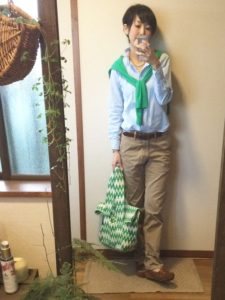オックスフォードシャツの人気レディース春向けコーデの参考画像