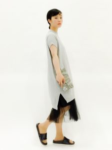 2020夏向けラバーサンダルグレーコーデに関する参考画像