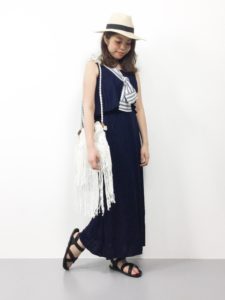 2020夏向けラバーサンダル黒・ブラックコーデに関する参考画像