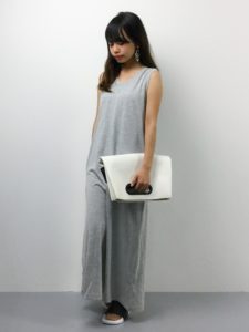 2020夏向けラバーサンダルグレーコーデに関する参考画像