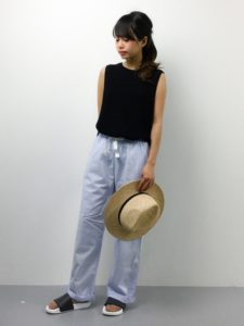 2020夏向けラバーサンダル青・ブルーコーデに関する参考画像
