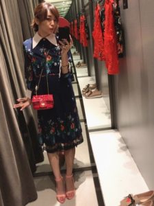 2020夏向けラバーサンダル 赤・レッドコーデに関する参考画像