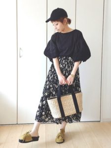 2020夏向けシャワーサンダル黒・ブラックコーデに関する参考画像