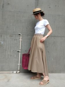 2020夏向けシャワーサンダルベージュコーデに関する参考画像
