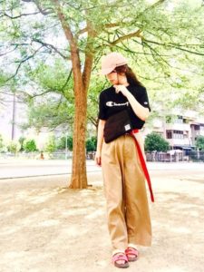 2020夏向けシャワーサンダルベージュコーデに関する参考画像