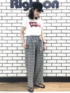 2020夏向けシャワーサンダルグレーコーデに関する参考画像
