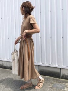 2020夏向けラバーサンダルベージュコーデに関する参考画像