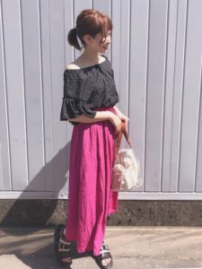 2020夏向けラバーサンダル紫・パープルコーデに関する参考画像
