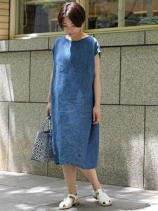 【2020年夏】レディースレザーサンダルの人気色別コーデの参考画像